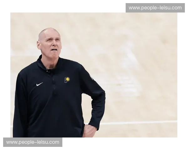 步行者卡莱尔优化空间利用 通过无球掩护为哈利伯顿创造出手机会